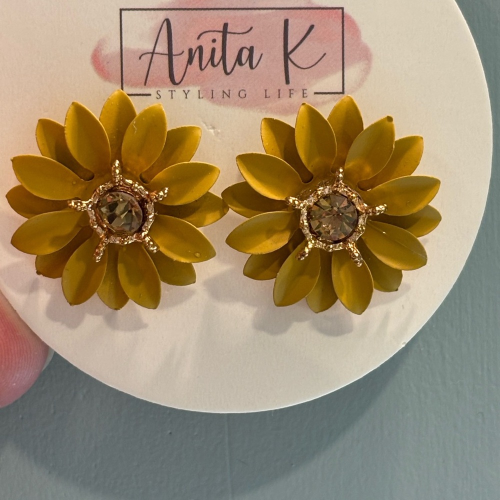 Anita K mustard yellow daisy earrings 💛NWT